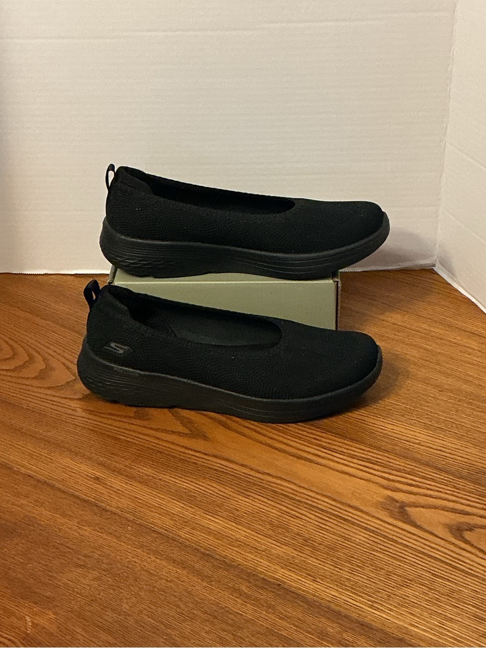 Women’s Skechers Black Glitter/Sparkle Comfort Knit Slip-On Flats. Size 8.